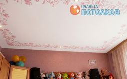 Бело-розовый одноуровневый потолок для детской
