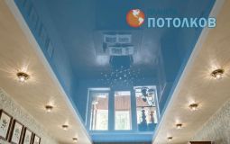 Двухуровневый бело-голубой потолок с точечными светильниками для гостиной