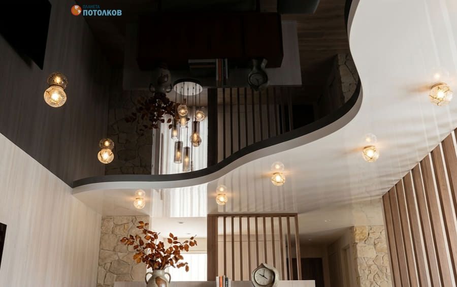 Черно-белый глянцевый двухуровневый потолок для гостиной