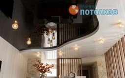 Черно-белый глянцевый двухуровневый потолок для гостиной