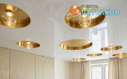 Бело-золотой глянцевый потолок для гостиной