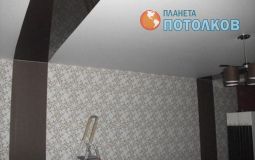 Черно-белый одноуровневый потолок для гостиной