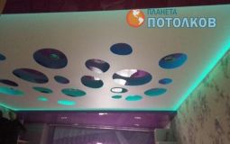Бело-фиолетовый резной потолок для детской