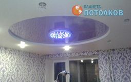 Двухуровневый бело-фиолетовый потолок для гостиной