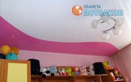 Бело-розовый одноуровневый потолок для детской